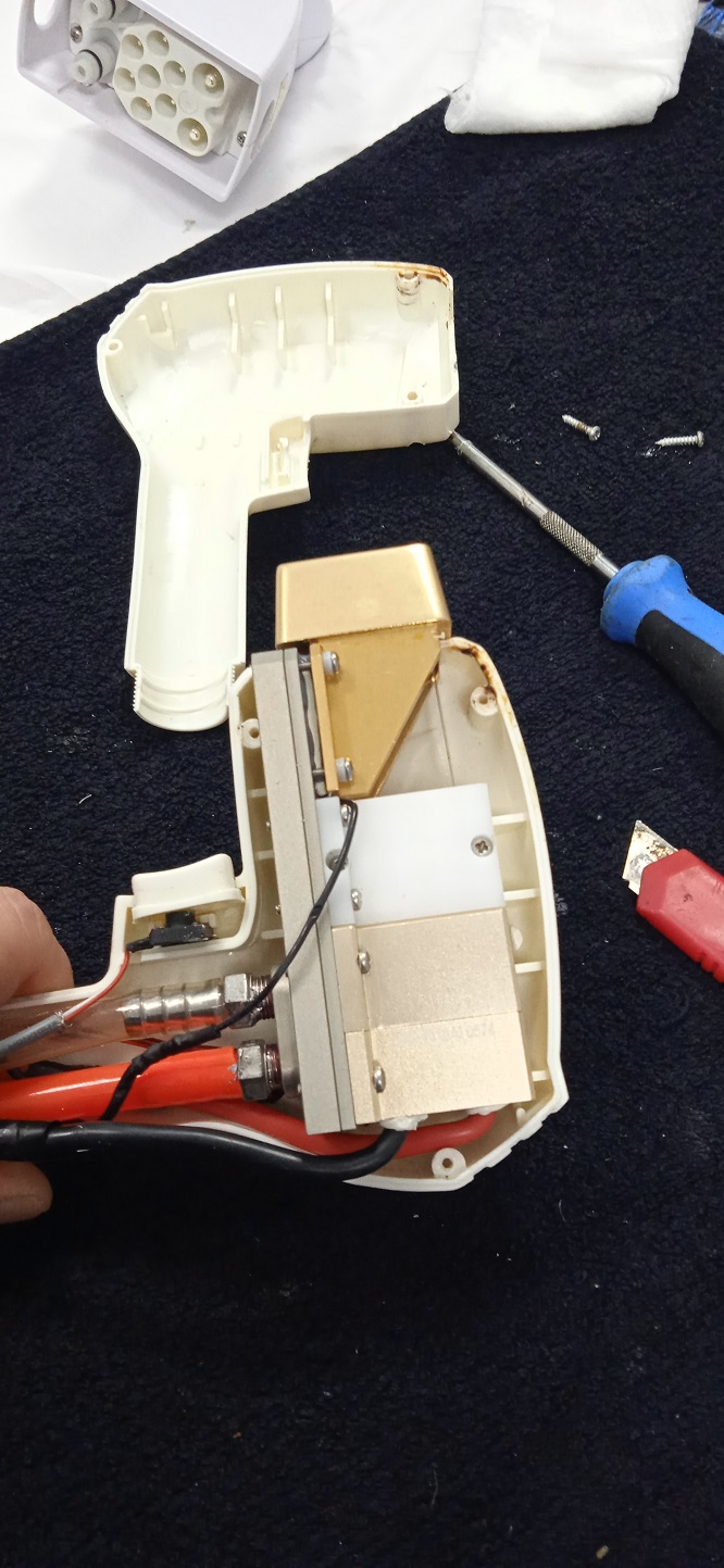 Купить  макро канальную диодную матрицу ( диодный стэк, стик )для косметологического лазера мощностью 300, 500 , 600, 800  ватт и другого номинала. Цена диодной матрицы для диодного лазера. Нет вспышек в ручке диодного лазера при нажатии на кнопку. Черные точки внутри манипулу (ручки) диодных лазеров. Нет эффекта выпадения волос у диодного лазера. Замена диодной матрицы ,замена диодного стика (стэка).