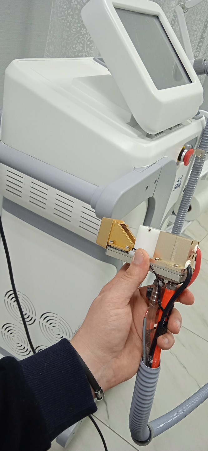 Купить  макро канальную диодную матрицу ( диодный стэк, стик )для косметологического лазера мощностью 300, 500 , 600, 800  ватт и другого номинала. Цена диодной матрицы для диодного лазера. Нет вспышек в ручке диодного лазера при нажатии на кнопку. Черные точки внутри манипулу (ручки) диодных лазеров. Нет эффекта выпадения волос у диодного лазера. Замена диодной матрицы ,замена диодного стика (стэка).