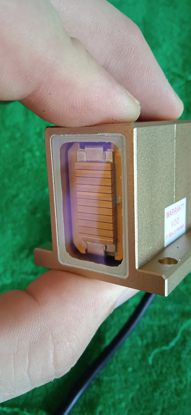 Купить  макро канальную диодную матрицу ( диодный стэк, стик )для косметологического лазера мощностью 300, 500 , 600, 800  ватт и другого номинала. Цена диодной матрицы для диодного лазера. Нет вспышек в ручке диодного лазера при нажатии на кнопку. Черные точки внутри манипулу (ручки) диодных лазеров. Нет эффекта выпадения волос у диодного лазера. Замена диодной матрицы ,замена диодного стика (стэка).