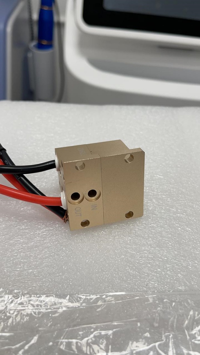 Купить  макро канальную диодную матрицу ( диодный стэк, стик )для косметологического лазера мощностью 300, 500 , 600, 800  ватт и другого номинала. Цена диодной матрицы для диодного лазера. Нет вспышек в ручке диодного лазера при нажатии на кнопку. Черные точки внутри манипулу (ручки) диодных лазеров. Нет эффекта выпадения волос у диодного лазера. Замена диодной матрицы ,замена диодного стика (стэка).