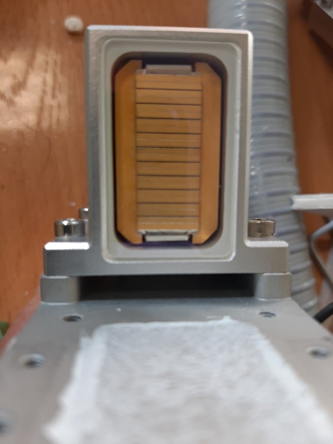 Купить  макро канальную диодную матрицу ( диодный стэк, стик )для косметологического лазера мощностью 300, 500 , 600, 800  ватт и другого номинала. Цена диодной матрицы для диодного лазера. Нет вспышек в ручке диодного лазера при нажатии на кнопку. Черные точки внутри манипулу (ручки) диодных лазеров. Нет эффекта выпадения волос у диодного лазера. Замена диодной матрицы ,замена диодного стика (стэка).