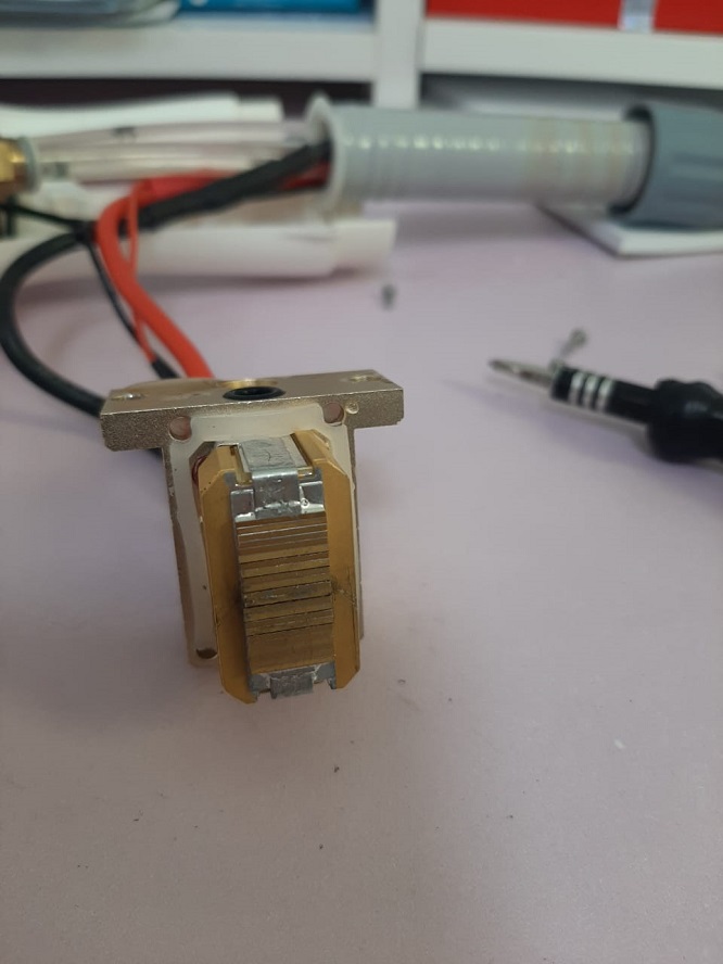 Купить  макро канальную диодную матрицу ( диодный стэк, стик )для косметологического лазера мощностью 300, 500 , 600, 800  ватт и другого номинала. Цена диодной матрицы для диодного лазера. Нет вспышек в ручке диодного лазера при нажатии на кнопку. Черные точки внутри манипулу (ручки) диодных лазеров. Нет эффекта выпадения волос у диодного лазера. Замена диодной матрицы ,замена диодного стика (стэка).